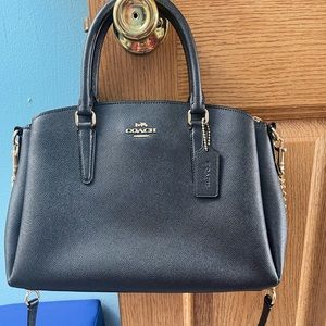 Medium size coach purse. Shoulder bag or crossbody! Great condition.